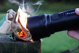 Xử lý khách mang đèn pin phát lửa điện lên máy bay