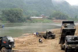 Đình chỉ công tác phó chủ tịch xã nghi bảo kê 'cát tặc'