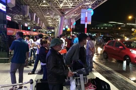 Hàng ngàn người vạ vật bến xe, sân bay lúc 3 giờ sáng