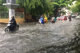 Mưa ngập bao vây khu biệt thự ở Sài Gòn