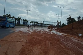 Đại lộ nhiều làn xe nhất Việt Nam ngập bùn sau mưa