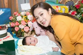 Thanh Thúy tự tay trang trí tiệc đầy tháng cho con trai