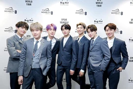 Tuy vắng mặt nghỉ dưỡng nhưng BTS vẫn không bỏ sót kỷ lục nào