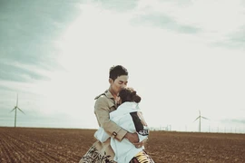 Sau 'Hậu duệ mặt trời', Song Luân hóa thành chàng trai ấm áp