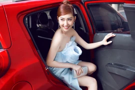 Thúy Ngân khoe vai trần, hội ngộ Trung Dũng, Quốc Thái