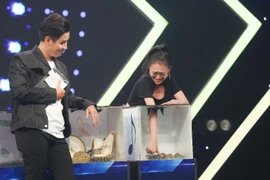 Gương mặt 'khóc thét' của Kim Anh khi chạm vào các sinh vật lạ