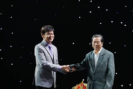 Danh ca Thái Châu rơi nước mắt khi gặp nhạc sĩ Nguyễn Vũ 