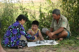 Xúc động với câu chuyện cháu 5 tuổi mồ côi cầu xin bà ngoại