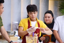 Nghệ sĩ Hoàng Hải vừa nấu ăn vừa hát vọng cổ ngẫu hứng cực hài