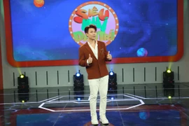 'Quý ông lịch lãm' Trần Anh Huy đi dép lê, khoe body cuồn cuộn