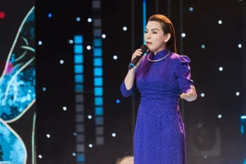 Phi Nhung cố kìm nén để không khóc trước mặt thí sinh
