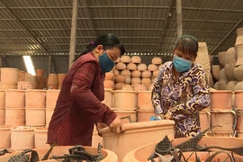 Hai cặp vợ chồng tại Vĩnh Long khao khát kiếm tiền chữa bệnh