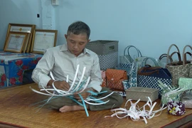 Nghị lực mạnh mẽ của người đàn ông khuyết tật giữa mùa dịch COVID-19