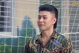 Ca sĩ Akira Phan trao tặng khung thành cho các trường học tại TP.HCM