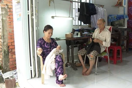 Người đàn ông gắn bó với nghề may hơn 50 năm dù đôi chân không lành lặn