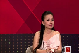 Cẩm Ly bất ngờ khóc nức nở trên sân khấu Hát cho ngày mai