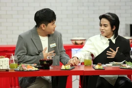 Ngô Đình Nam khiến Quốc Khánh, Chen Ru Lu cười 'ná thở' với 1001 kiểu review 