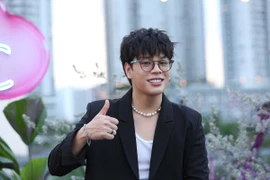 Sau kết hôn, JayKii mượn dây chuyền ngọc trai của vợ đi show