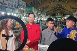 Nhiều TikToker, người nổi tiếng hỗ trợ tiểu thương chợ Bến Thành bán hàng. Ảnh: TÚ UYÊN