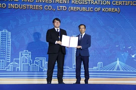 Đà Nẵng trao giấy chứng nhận đầu tư cho Công ty KP Aero (Hàn Quốc) với dự án về hàng không vũ trụ trị giá 20 triệu USD. Ảnh: TẤN VIỆT