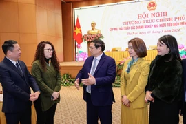 Thủ tướng Phạm Minh Chính trao đổi với các đại biểu dự hội nghị. Ảnh: VGP