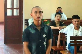 Ném chén vỡ đầu chủ quán nhậu để trả thù giúp bạn 
