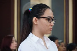 Hotgirl ra tòa 'im lặng' giả ngờ nghệch, tòa vẫn xử