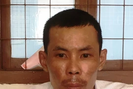 Kéo, đè vợ vào giường ngủ nói: 'Giờ vợ chồng chết chung'