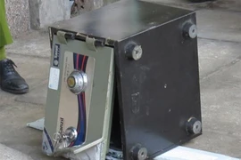 Trôm khiêng két sắt ra đến sân thì bị phát hiện