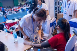 Đội ngũ y tế kịp thời hỗ trợ người dân gặp vấn đề sức khỏe khi tham dự đại lễ