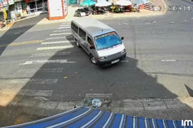 Xe trung chuyển xoay nhiều vòng, gây náo loạn trước cổng chợ ở Lâm Đồng