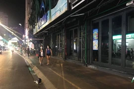 Một quán bar trên phố đi bộ Bùi Viện (quận 1) đóng cửa để phòng, chống dịch COVID-19. Ảnh: NGUYỄN YÊN