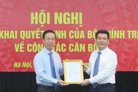 Ông Võ Văn Thưởng trao quyết định cho ông Nguyễn Hồng Diên. Ảnh: VGP