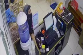 1 phụ nữ mua hàng, rồi lấy 2 điện thoại của nhân viên