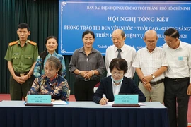Đại diện Hội Người cao tuổi các quận, huyện của TP.HCM ký kết giao ước thi đua năm 2021. Ảnh: THẢO KIM
