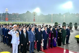 Đại biểu dự Đại hội XIII vào Lăng viếng Chủ tịch Hồ Chí Minh