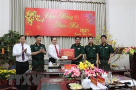 Ông Trần Thanh Mẫn tặng quà tết cho Bộ Tư lệnh Quân khu 9. Ảnh: TTXVN