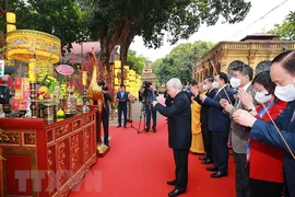Tổng Bí thư, Chủ tịch nước Nguyễn Phú Trọng dâng hương tại Điện Kính Thiên - Khu di tích Hoàng thành Thăng Long. Ảnh: TTXVN
