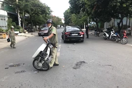 Bình Thạnh: Xe máy tông vào ô tô, 2 người bị thương nặng