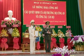 Thứ trưởng Bộ Công an Nguyễn Văn Thành trao quyết định và chúc mừng Đại tá Trần Minh Tiến. Ảnh: Báo Lâm Đồng