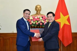 Ủy viên Bộ Chính trị, Phó Thủ tướng, Bộ trưởng Ngoại giao Phạm Bình Minh đã trao quyết định bổ nhiệm Thứ trưởng Ngoại giao cho ông Đặng Hoàng Giang. Ảnh: VGP