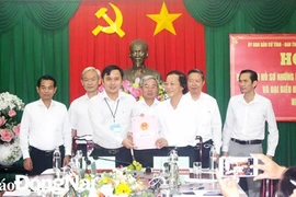 Ủy ban Bầu cử tỉnh và Ban thường trực Ủy ban MTTQ Việt Nam tỉnh ký kết biên bản bàn giao hồ sơ những người ứng cử đại biểu. Ảnh: Báo Đồng Nai