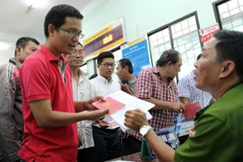 Bộ Công an đề xuất người bị cách ly do có nguy cơ lây lan dịch bệnh cho cộng đồng thì tạm thời chưa được giải quyết thủ tục thay đổi nơi cư trú. Ảnh: HOÀNG GIANG
