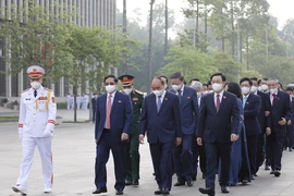 Lãnh đạo Đảng, Nhà nước và các ĐBQH vào lăng viếng Chủ tịch Hồ Chí Minh