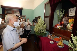 Tổng Bí thư dâng hương tưởng niệm Chủ tịch Hồ Chí Minh