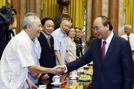 Chủ tịch nước gặp mặt các cán bộ từng phục vụ và bảo vệ Bác Hồ