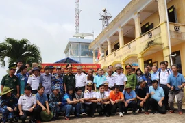 Thăm và tặng quà cán bộ, chiến sĩ làm nhiệm vụ trên đảo Hòn Khoai