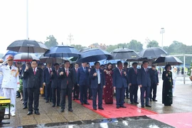 Hình ảnh các đại biểu Quốc hội vào Lăng viếng Chủ tịch Hồ Chí Minh 