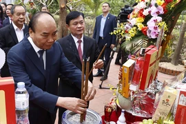Chủ tịch nước dâng hương tưởng niệm nữ sĩ Hồ Xuân Hương tại Nghệ An