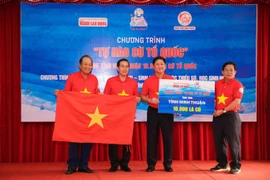 Báo Người Lao Động trao 10.000 lá cờ Tổ quốc, 50 suất học bổng tại Ninh Thuận